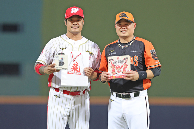 胡金龍球員生涯天母最終戰  林智勝送禮溫馨擁抱 | 華視新聞