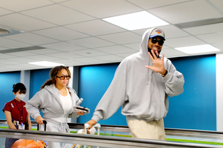 NBA尼克隊球星湯斯抵台　桃機秀中文為球迷簽名