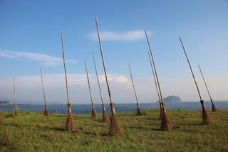 8年不堪風雨摧殘　基隆飛天掃把裝置藝術將退場
