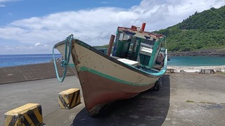 颱風過後蘭嶼漁民拖回巴丹島漂流漁船　船主將領回