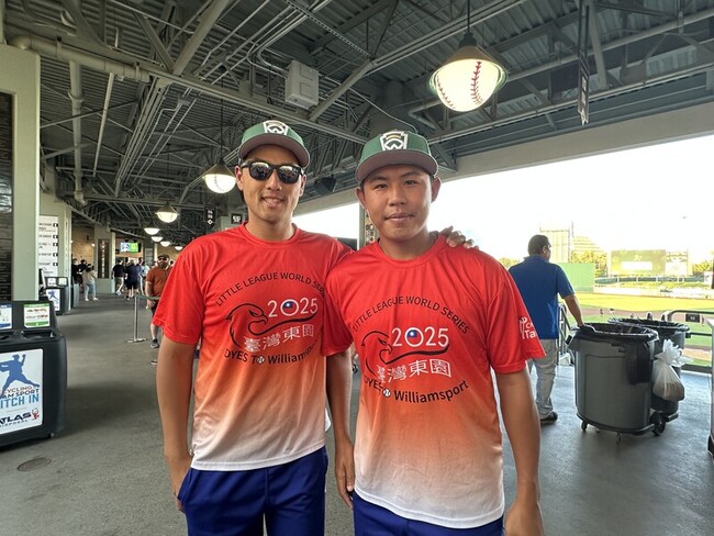 「帥一下」教練駱政宇與啦啦隊合影  台灣小將：女朋友來了 | 華視新聞