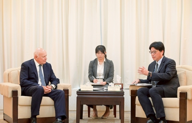 邱垂正會晤IPAC訪團  共倡台海和平穩定現狀 | 華視新聞