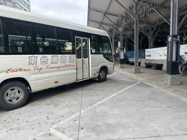 客運司機台東載客甘苦談　夜宿車上難忍飲食留異味 | 華視新聞