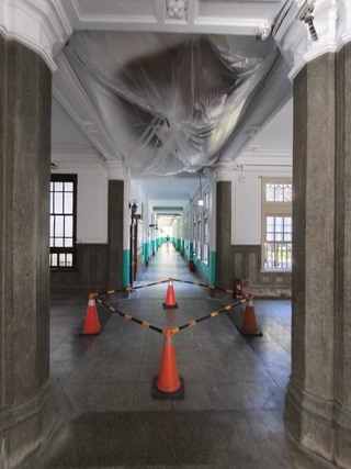 台師大古蹟門廳天花板崩落　校方：板材遭白蟻蛀蝕