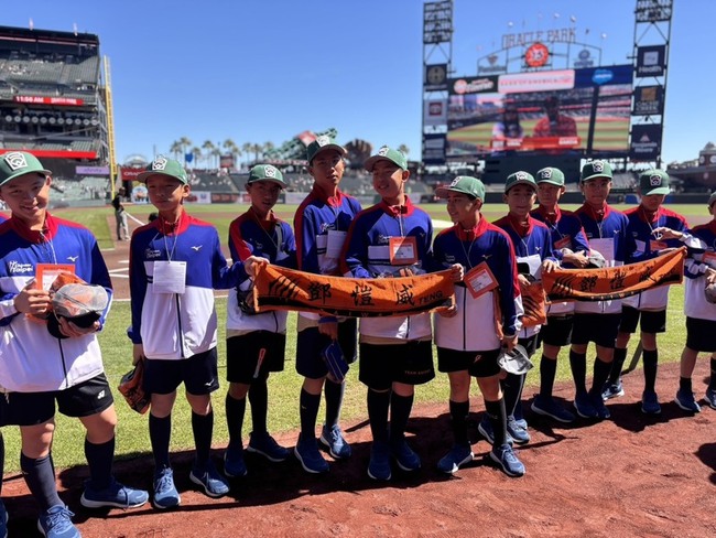 東園少棒巨人球場為比賽揭序  齊喊鄧愷威學長加油 | 華視新聞