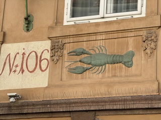 獅子、酒杯與小提琴　布拉格古老門牌符號揭祕