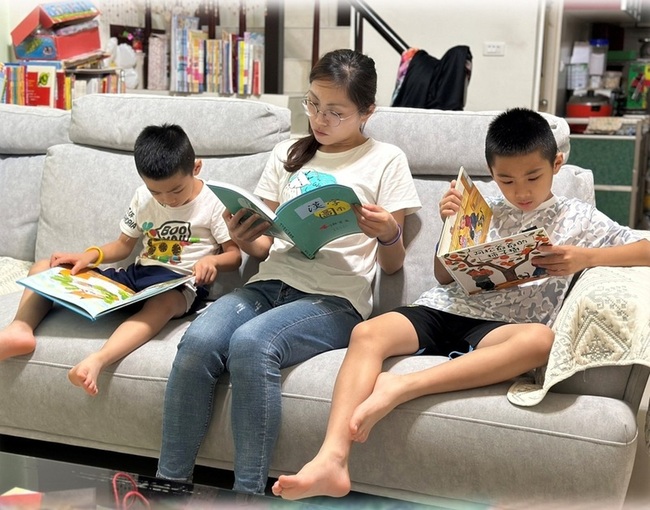 教育部贈國中小新生1本新書　性平議題多書入選 | 華視新聞