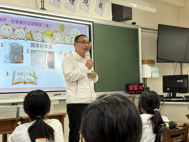 侯友宜：4年8億元汰換新北國中小高中課桌椅飲水機 | 華視新聞