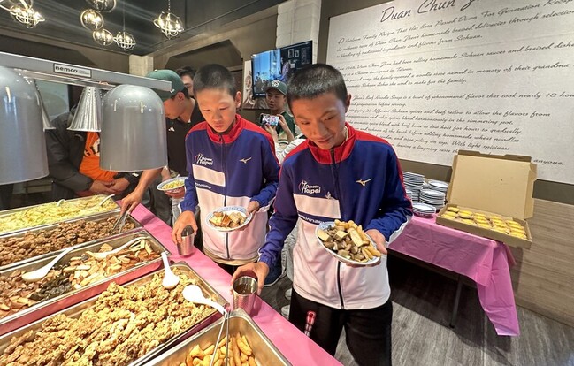 東園少棒隊美西慶功宴嗑牛肉麵  小將想念家鄉滋味 | 華視新聞