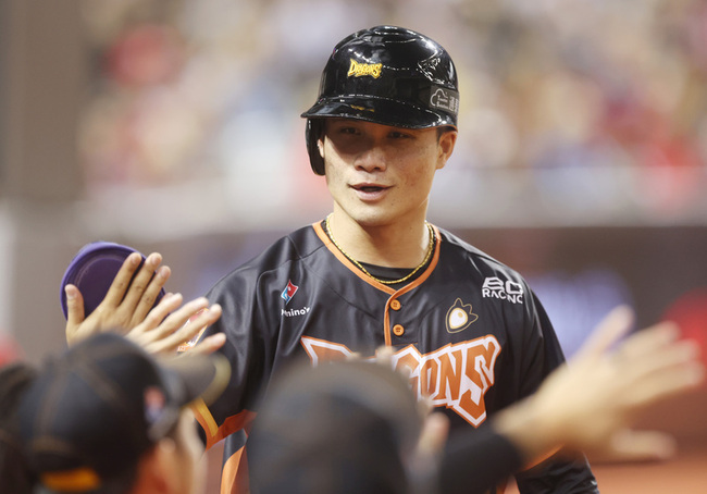 龍隊第2局猛灌8分擊潰兄弟  李凱威連5季達成百安 | 華視新聞