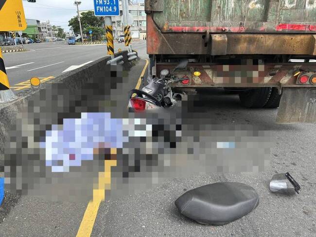 屏東曳引車停等紅車　男騎士後方高速撞上當場死亡 | 華視新聞