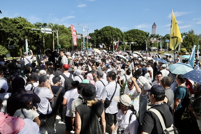 民眾黨北市街頭辦活動  遭警方舉牌制止 | 華視新聞