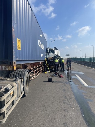 台61線彰化芳苑段2大車事故　1傷意識清楚送醫