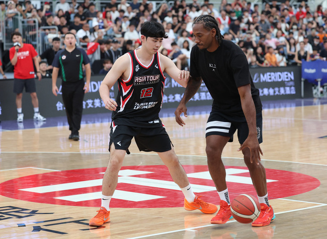 球星雷納德桃園巨蛋互動  秀球技撲克臉惹笑球迷 | 華視新聞