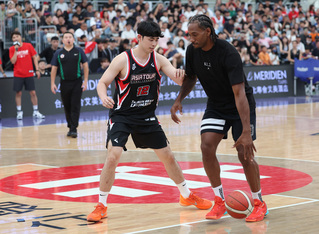 球星雷納德桃園巨蛋互動  秀球技撲克臉惹笑球迷