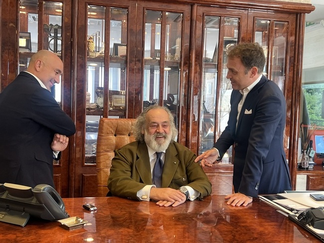 不妥協快時尚、廉價代工  義頂尖設計師堅持手工魂 | 華視新聞