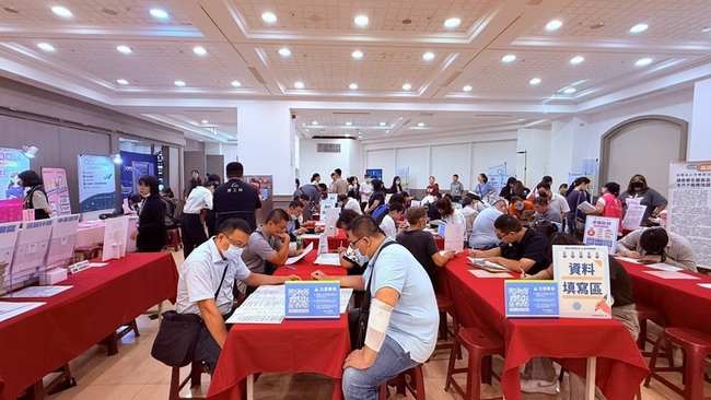 台中就博會科技廠百貨業釋出3000職缺 薪資最高9萬 | 華視新聞