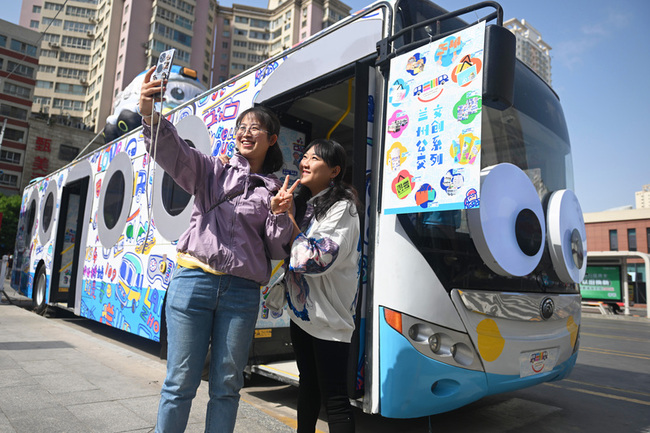 中國公車拚轉型求生存  多地推出網約公車 | 華視新聞