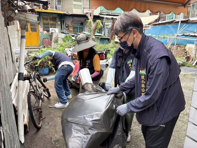 高雄本土登革熱群聚增1例  已開出96張告發單 | 華視新聞