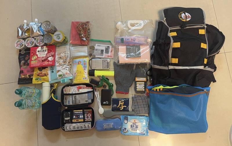 消防署長蕭煥章開箱緊急避難包