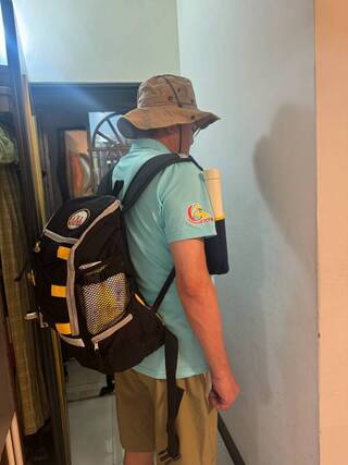 消防署長蕭煥章開箱緊急避難包　佛珠經書當寄託