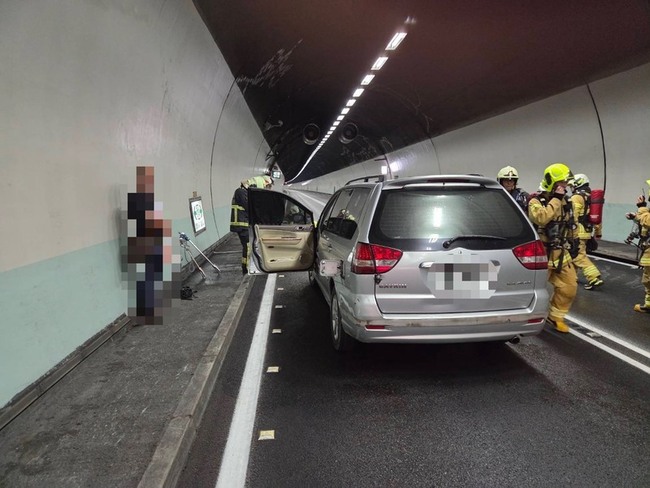 國5雪山隧道休旅車引擎冒煙　一度回堵5公里 | 華視新聞