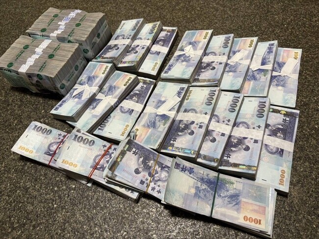 詐團稱出金遭扣要給錢疏通警　婦起疑報案逮車手 | 華視新聞