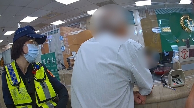 8旬男才被騙百萬再遇詐團  台中警勸阻提款保住30萬 | 華視新聞