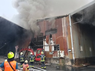林口紙類工廠大火已撲滅  警消籲鄰近民眾緊閉門窗