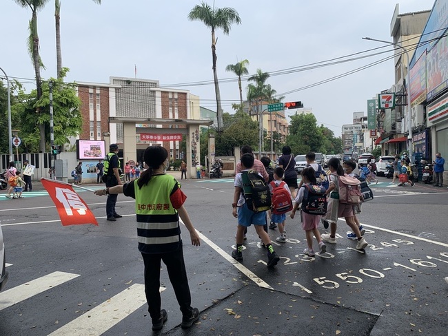 開學日中市警分局全面護童  巧扮鬼滅宣導交通安全 | 華視新聞