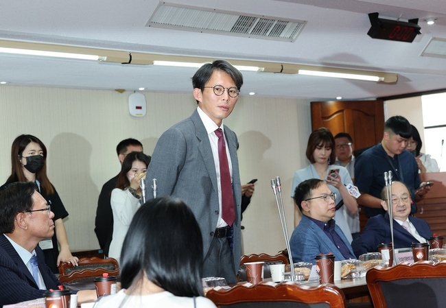 辦走讀遭內政部移送偵辦　黃國昌批綠忘記走街頭歷史 | 華視新聞