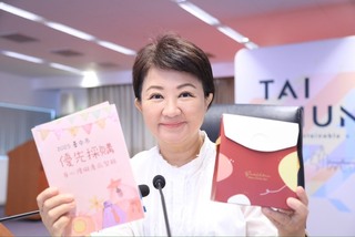 化身帶貨女王  盧秀燕代言身障團體中秋禮盒