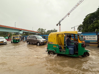印度暴雨襲擊交通中斷  首都區古爾岡緊急停班課