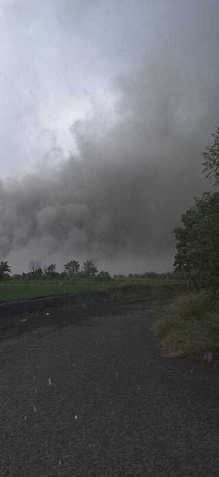 彰化濁水溪河床現30公尺高沙塵暴　農民驚呼罕見