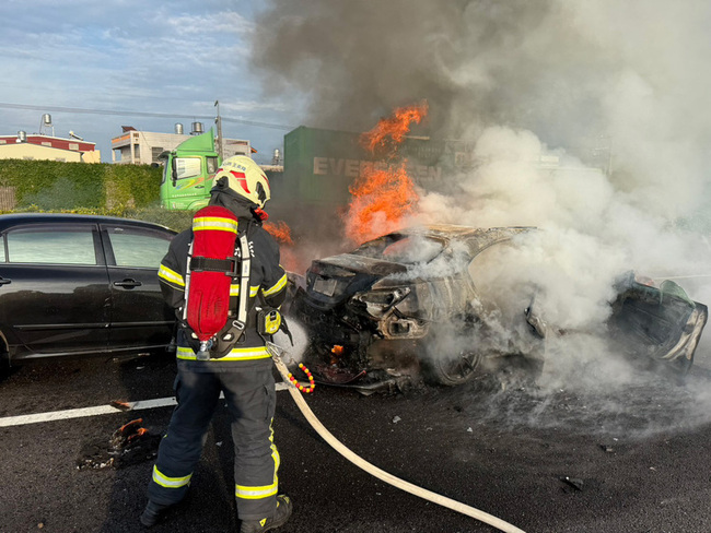 國1員林路段3車追撞　轎車起火造成1死 | 華視新聞
