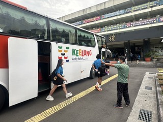 R82公車駛入基中校園  校方強調安全但遭網友批評