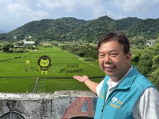 竹縣關西鎮彩繪稻田登場  皮皮獅入田展農藝魅力
