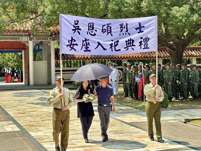新北軍人節秋祭　救溺殉職消防員吳恩碩入忠烈祠 | 華視新聞