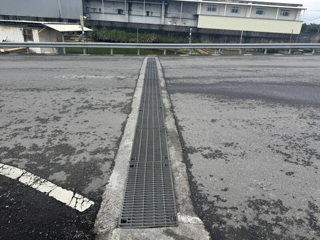 車輪陷格柵摔傷提6700萬國賠　宜縣：符合設計拒賠 | 華視新聞