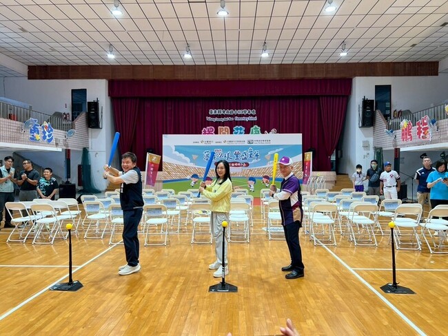 綠委協助追夢　兆豐銀捐贈台東孩童棒球球具 | 華視新聞