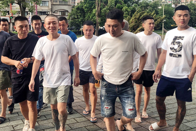 嘉義前鄉代會主席林家緯運毒入監　友人簇擁陪同 | 華視新聞