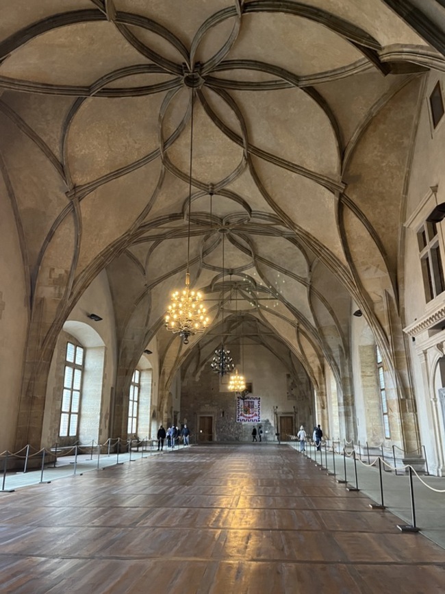 捷克加冕王冠將亮相  7位鑰匙人共啟黑暗中寶藏 | 華視新聞