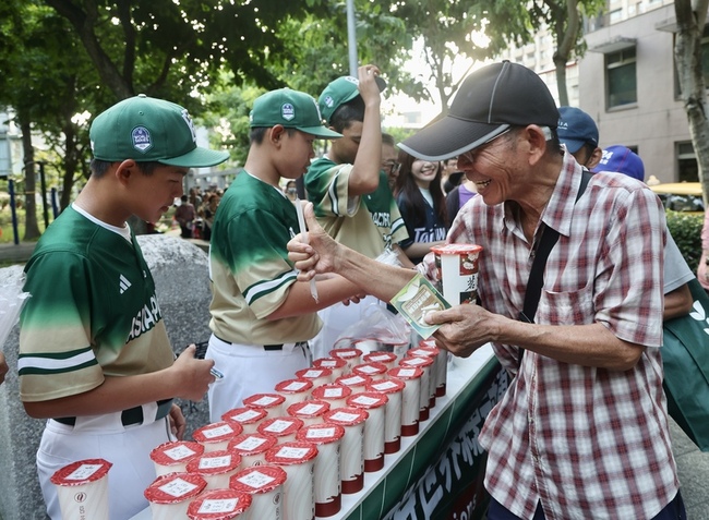 東園少棒威廉波特封王 萬華商家送珍奶共享喜悅 | 華視新聞