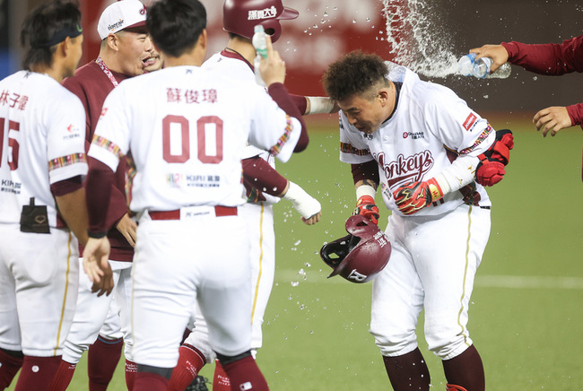 林泓育再見安桃猿逆轉龍　全隊一起穿長襪很感動 | 華視新聞