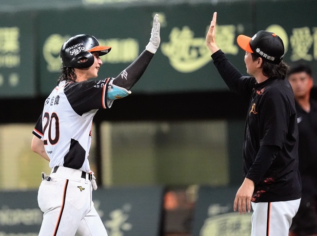 林佳緯史上最年輕再見轟　獅隊逆轉雄鷹奪5連勝 | 華視新聞