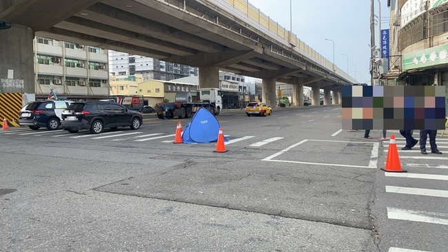 梧棲曳引大貨車右轉與機車碰撞　女騎士遭輾當場亡 | 華視新聞