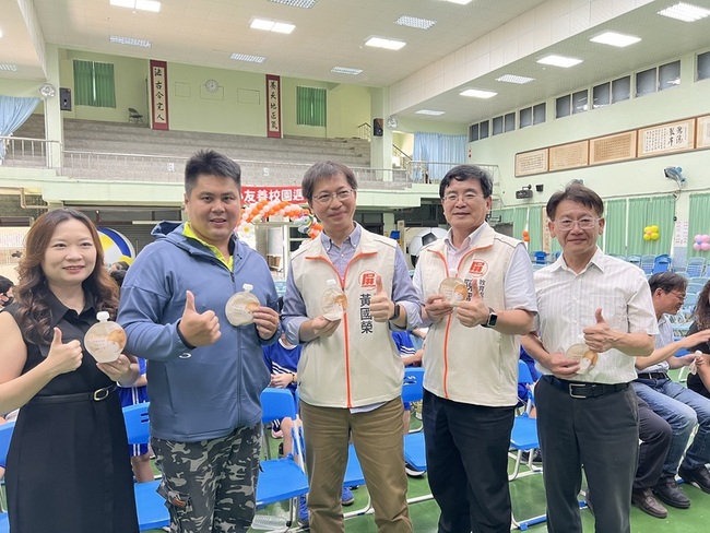 屏東里港青農回饋鄉里  斥資百萬讓學童每週喝果汁 | 華視新聞