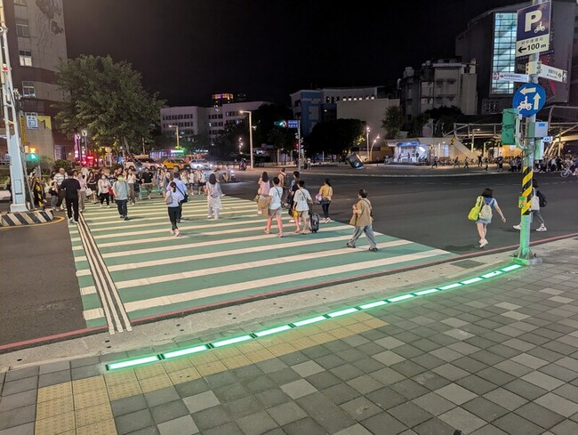 府中捷運站試辦行人地面警示燈　提升路口安全 | 華視新聞