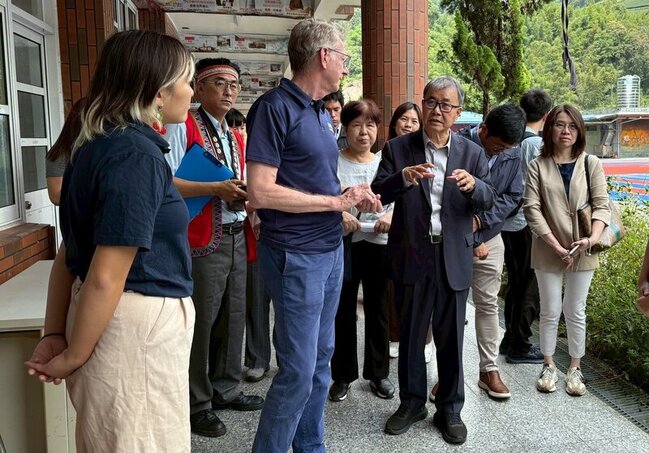 鄭英耀訪視阿里山學校雙語教育　盼突破城鄉差距 | 華視新聞