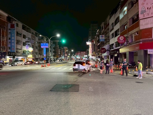 台南自小客疑未避讓  與救護車碰撞幸無人傷 | 華視新聞